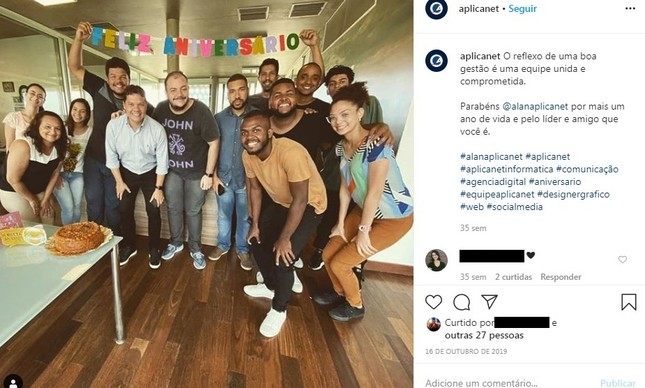 Alan (de roupa social), dono da Aplicanet, abraçado por Francisco, dono da Agência Vírgula, no escritório da primeira empresa, em outubro de 2019; embora fosse presença recorrente em fotos e até no site da empresa, Alan diz que Francisco não trabalhava no local