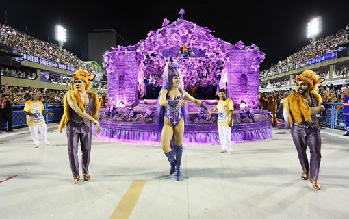 Claudia Raia e marido Jarbas Homem de Mello no desfile da Beija-flor