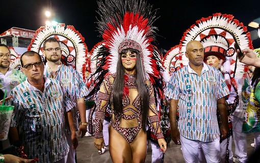 Viviane Araújo é rainha de bateria da Mancha Verde