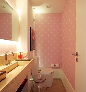 Na estampa do papel de parede está o equilíbrio perfeito: as caveirinhas dão a pegada rocker ao tom doce. Lavabo decorado pela arquiteta Carol Lovisaro