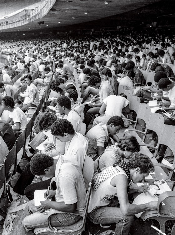 ESTÃO CONTRATANDO? Desocupados preenchem fichas para emprego temporário de Natal na loja de departamentos Mesbla. Rio de Janeiro, 1983. Desemprego como narrativa (Foto: Wilson Alves / Agência O Globo)