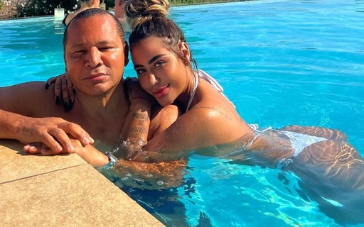 Neymar Pai e Rafaella Santos curtem dia de piscina juntos em Barcelona