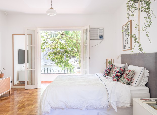 Bastante amplo, o quarto principal roubou um pedaço da sala de estar para abrigar o closet e o canto de leitura (Foto: Joana França/Divulgação)