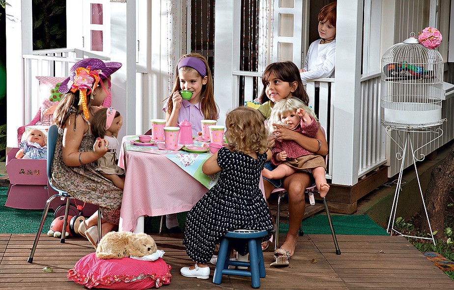 Nesta brincadeira, menino não entra, fica só de espectador. O chá de bonecas é uma tradição que encanta até hoje entre as garotas. Arrume a mesa com acessórios cor-de-rosa e chame as amiguinhas. Produção de Cláudia Pixu