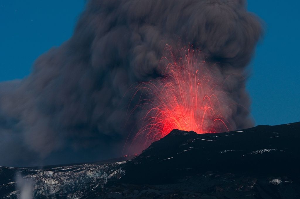 Erupção do vulcão Eyjafjallajokull, na Islândia, em 2010 (Foto: David Karnå/Wikimedia Commons)