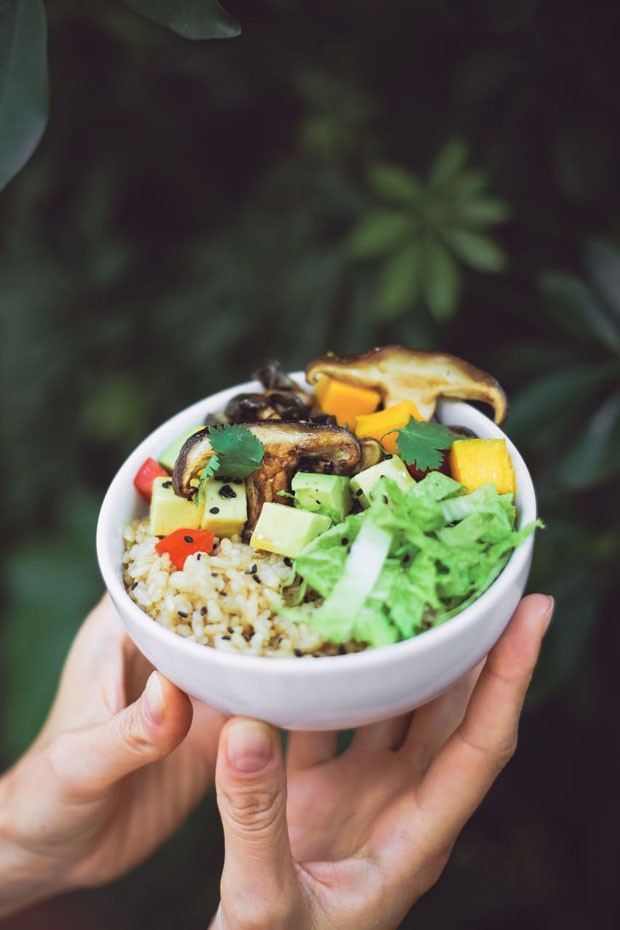 Aprenda a preparar o poke havaiano, ou “peixe no bowl” (Foto: Simplesmente)