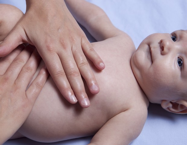 Massagem na barriga combate a cólica do recém-nascido  (Foto: Thinkstock)