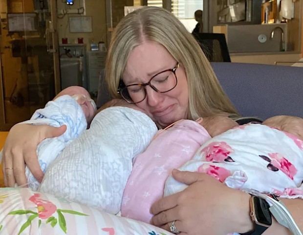Mãe chora ao segurar quadrigêmeos pela primeira vez após luta contra infertilidade (Foto: Reprodução/)