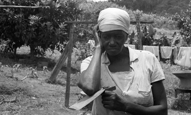 Carolina de Jesus na sua casa no distrito de Parelheiros, em 1969