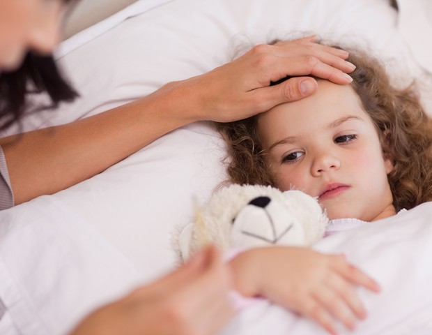 Criança doente na cama (Foto: Thinkstock)