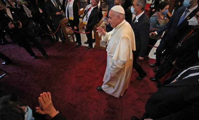 Francisco cumprimenta fieis na catedral de Nossa Senhora da Salvação em Bagdá