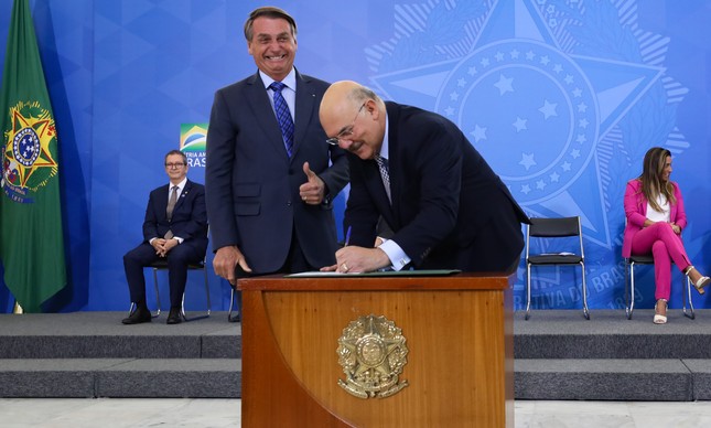 Jair Bolsonaro e Milton Ribeiro participam de solenidade no Palácio do Planalto, em fevereiro