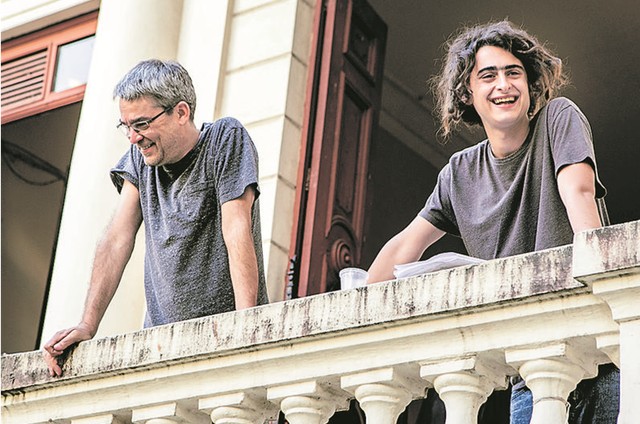 Joaquim Torres e o pai, Andrucha Waddington (Foto: TV Globo/Raquel Cunha)