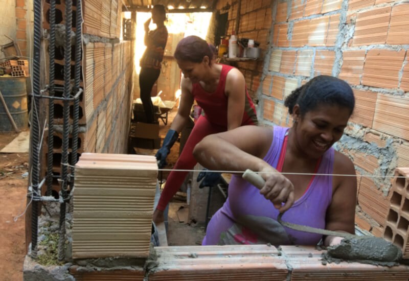 Construção civil: 3 projetos que capacitam mulheres de baixa renda  (Foto: Reprodução/ Instagram/ @arquiteturanaperiferia)