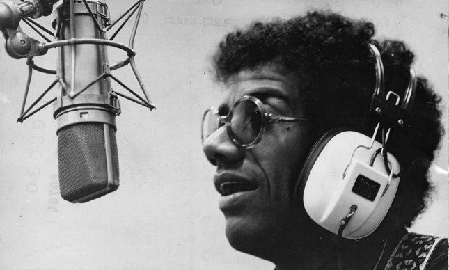 O cantor carioca Jorge Ben gravando faixa em 1972