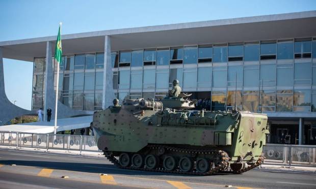 Blindados desfilam na Esplanada dos Ministérios no dia da decisão sobre o voto impresso: Forças Armadas não farão parada militar no 7 de setembro  