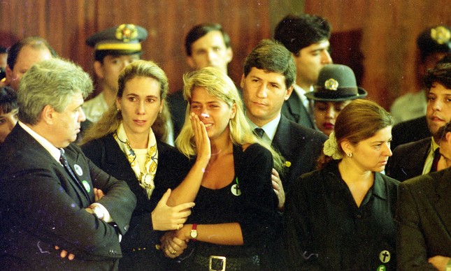 Namorada de Senna, a modelo Adriane Galisteu chora no velório