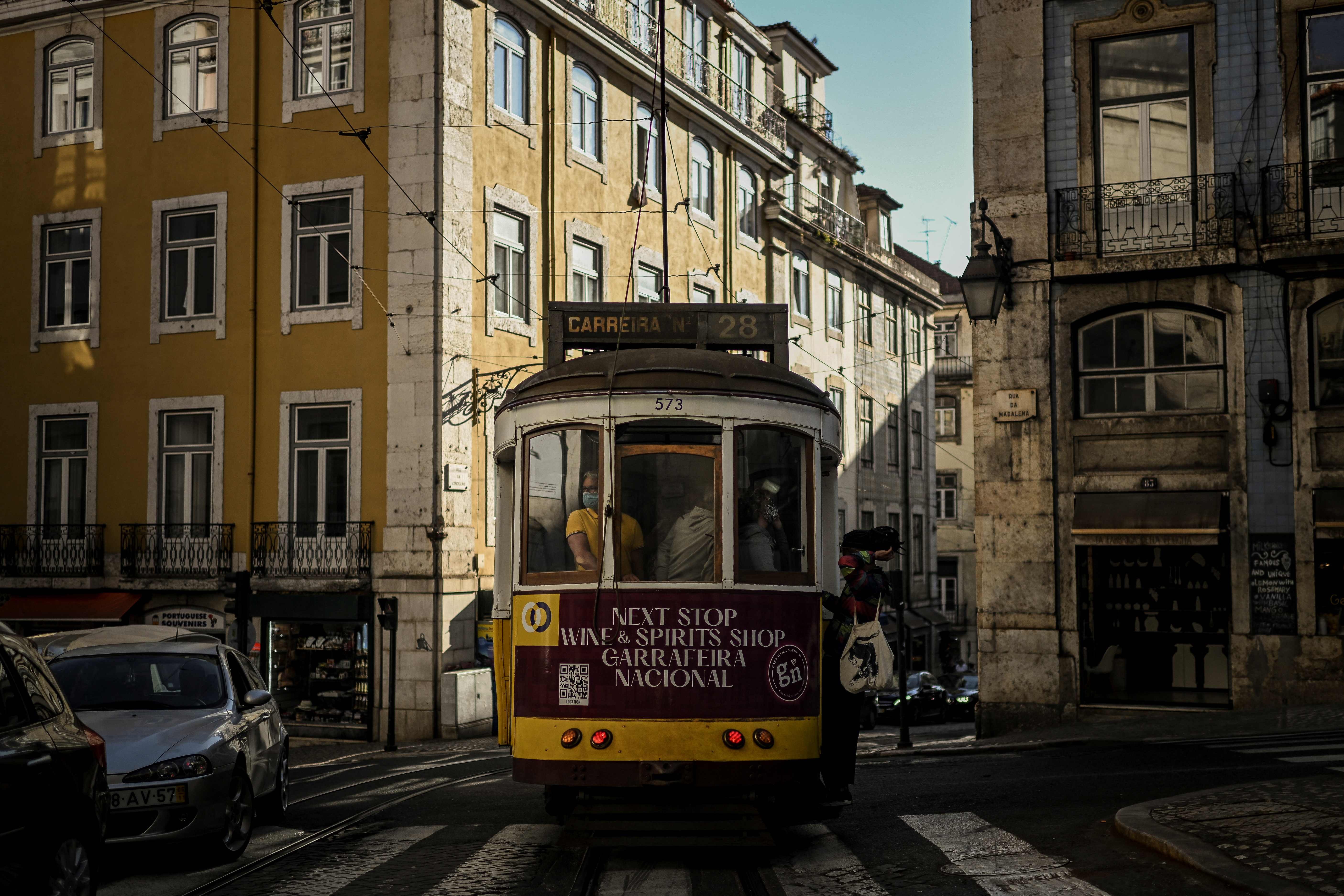Turistas em um bonde em Lisboa