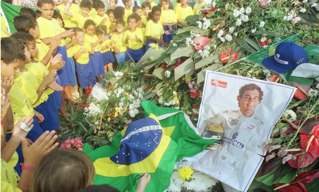 Crianças de uma creche que era financiada por Ayrton Senna visitam seu túmulo em São Paulo