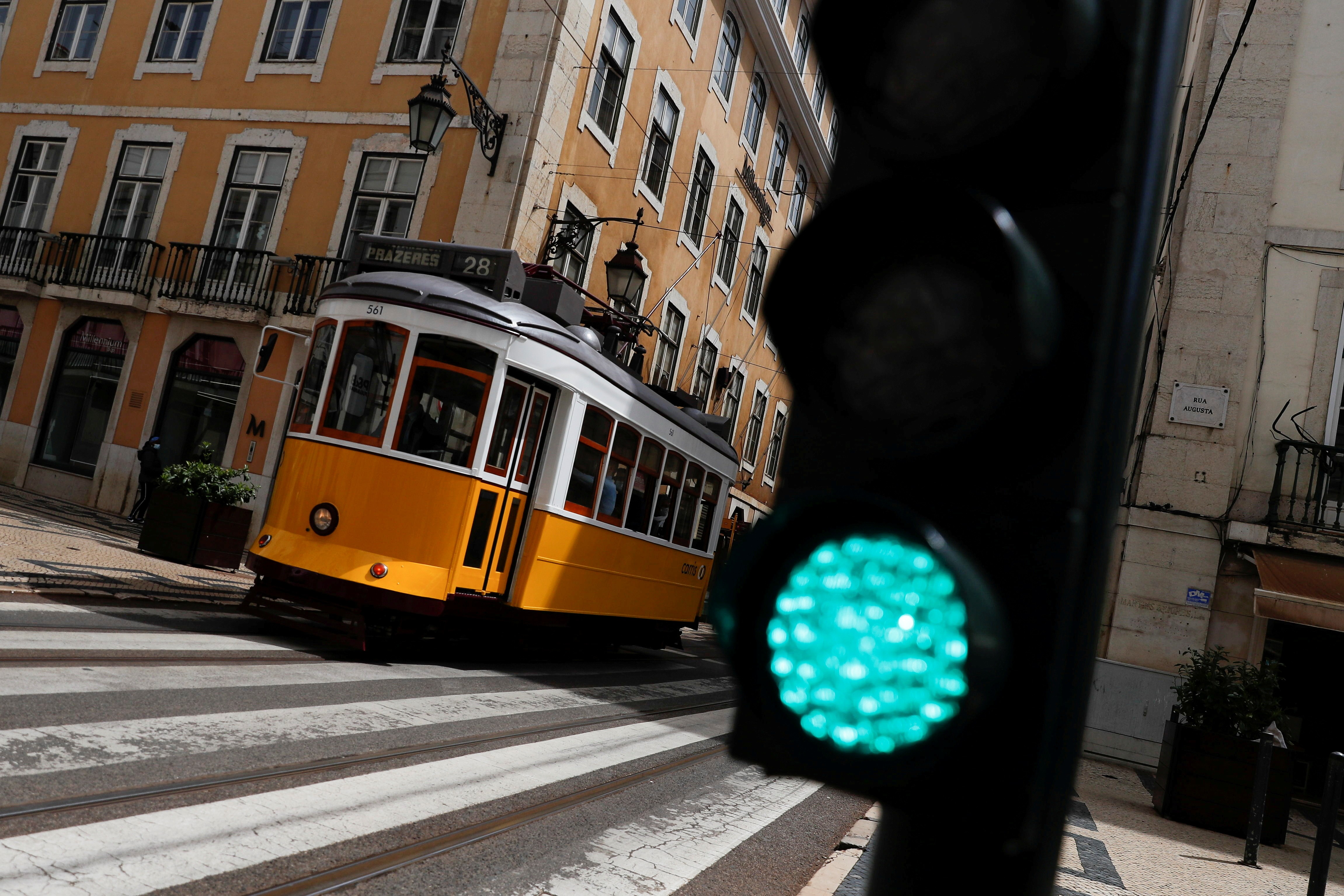 Bondinho circula próximo à Rua Augusta, em Lisboa