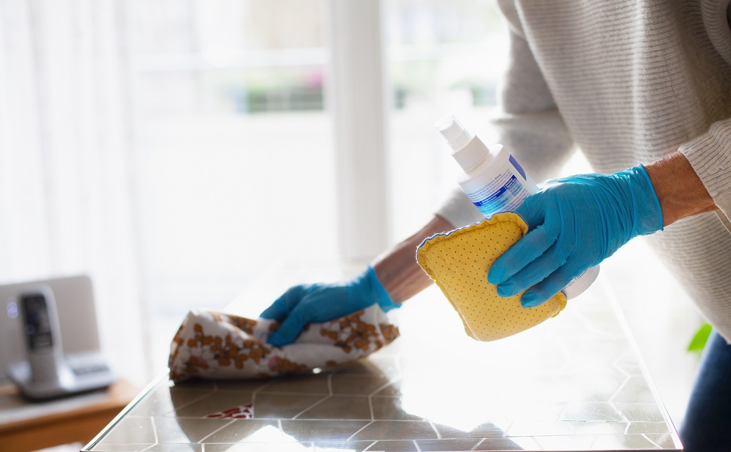 Como evitar alergias em casa: biomédico e arquiteta dão dicas de limpeza e organização (Foto: Getty Images)