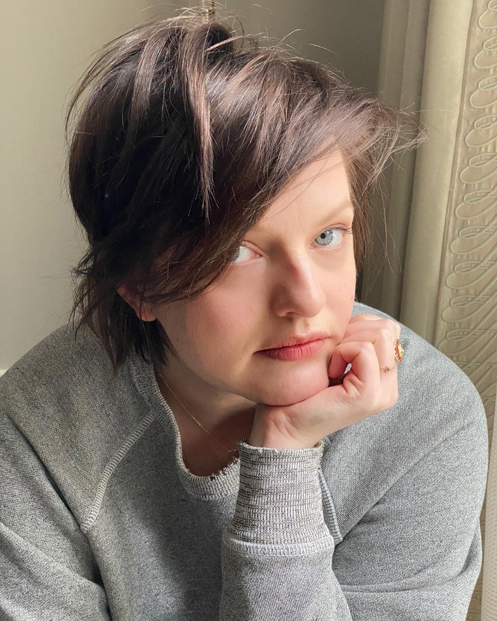 Elisabeth Moss mudou o visual radicalmente ao ficar morena (Foto: Instagram/ @elisabethmossofficial)