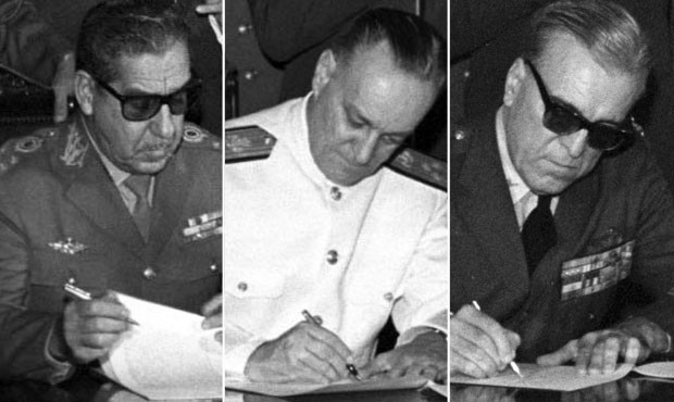 Comando Supremo da Revolução: Costa e Silva, Rademaker e Correia de Melo assinam Ato Institucional, em 9 de abril de 1964