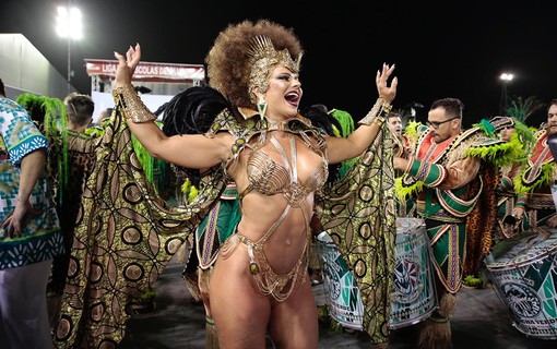 Viviane Araújo, Rainha de Bateria da Mancha Verde