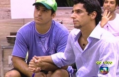 No primeiro sábado do 'BBB' 7, Alberto e Felipe Cobra fizeram um pacto de sangue para selar sua aliança no reality. A atitude pegou mal dentro e fora da casa, e eles levaram uma bronca de Pedro Bial Reprodução