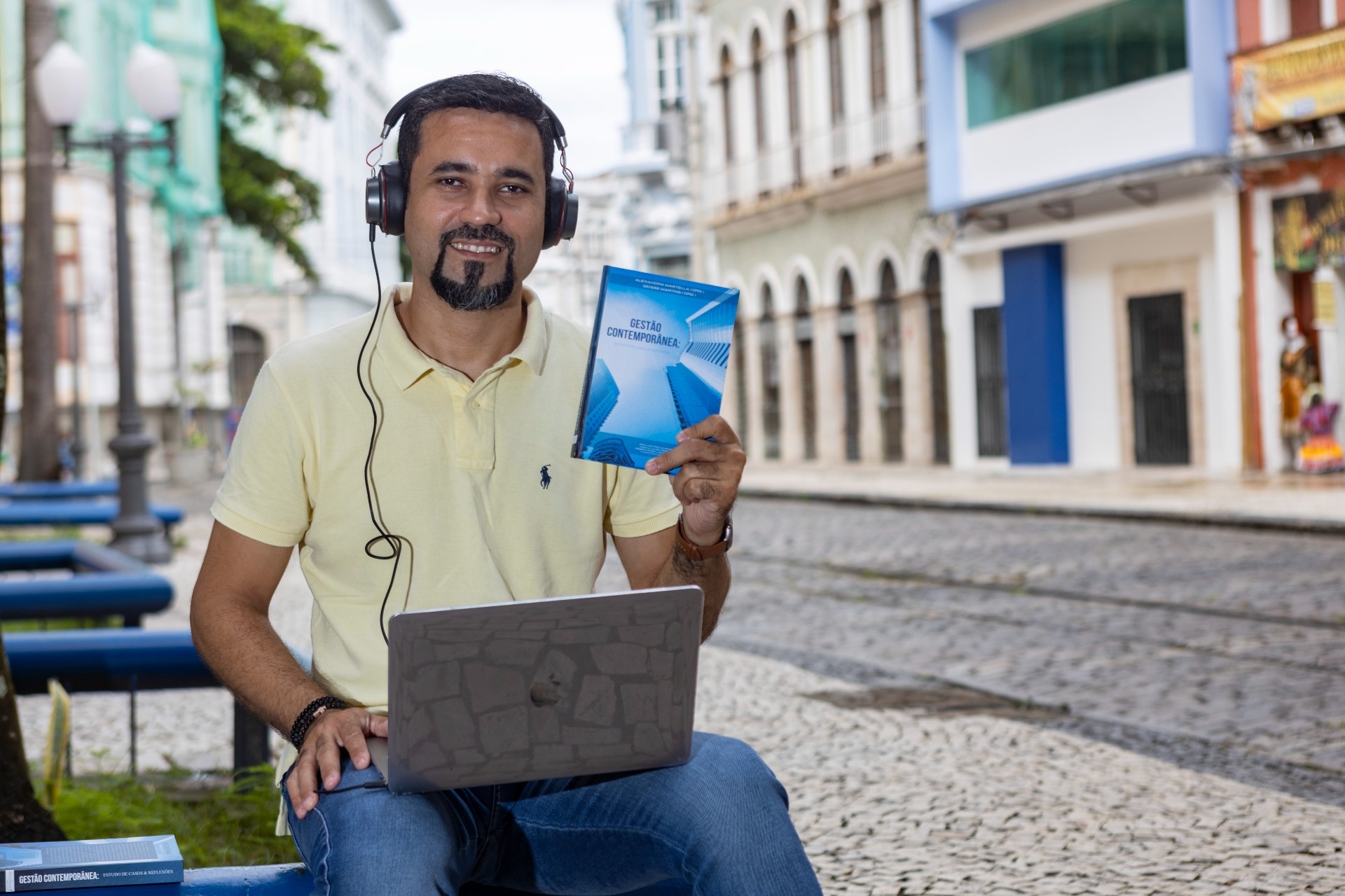 Thiago Paulo da Silva, de Recife (PE), concluiu o mestrado em Negócios Internacionais na MUST University. “O curso permitiu a realização de um sonho: participar da produção do meu primeiro livro, ‘Gestão Contemporânea – Estudos de Casos e Reflexões’, que reúne os principais trabalhos de conclusão finais com temas atuais sobre gestão.” (Foto: Divulgação)