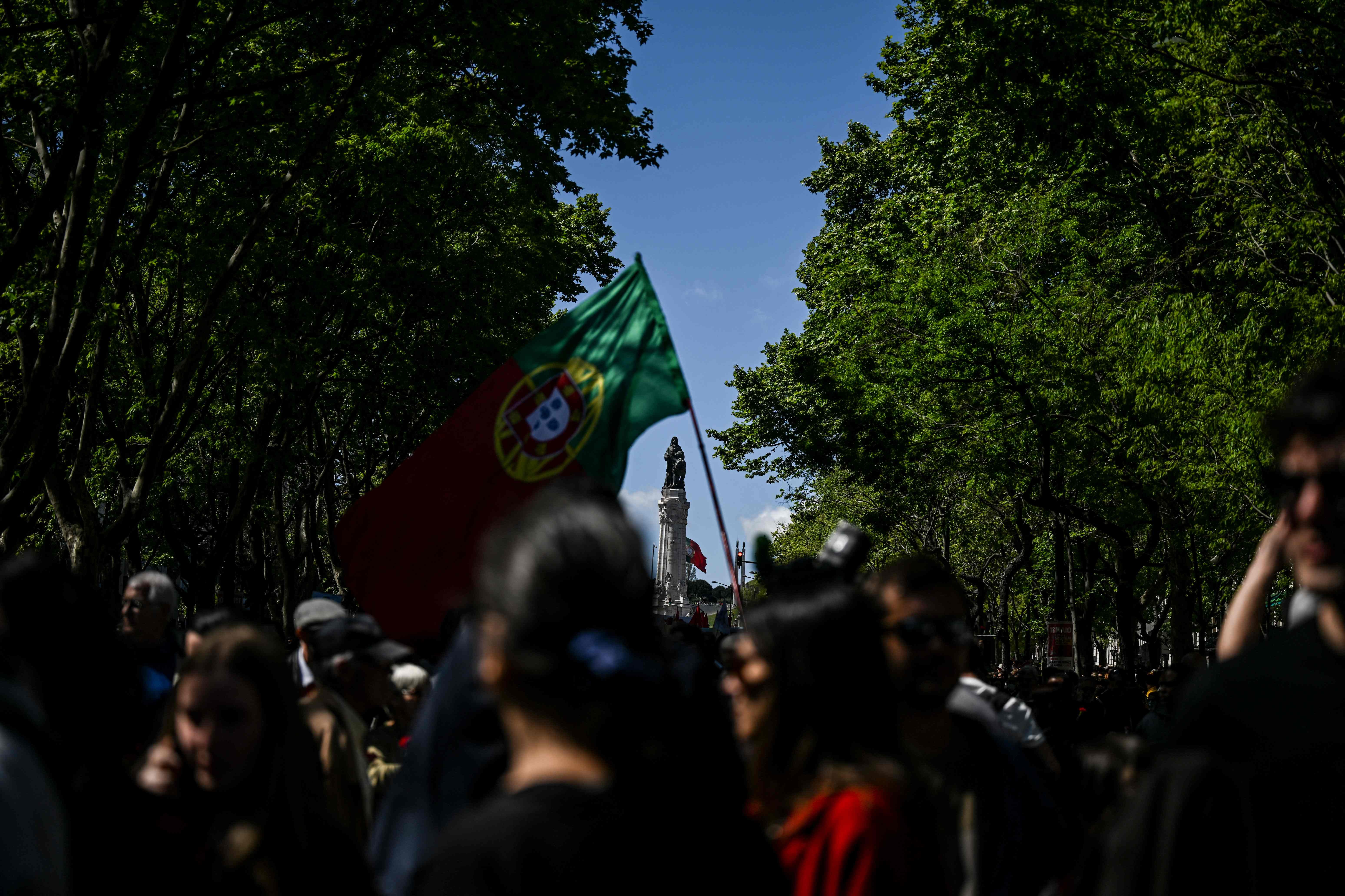 Um grupo de pessoas participa da celebração do 25 de Abril em Lisboa