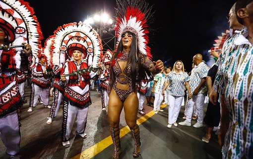 Viviane Araújo é rainha de bateria da Mancha Verde