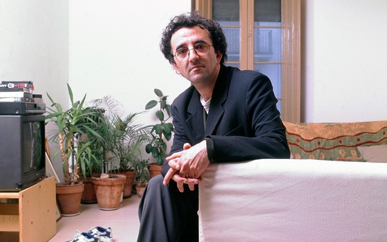 O escritor chileno Roberto Bolaño (1953-2003) apostava na vanguarda que se confundia com a boemia e a iconoclastia (Foto: CORTESIA CIA DAS LETRAS/© PILAR AYMERICH/ ALBUM/ FOTOARENA/C. 1990)
