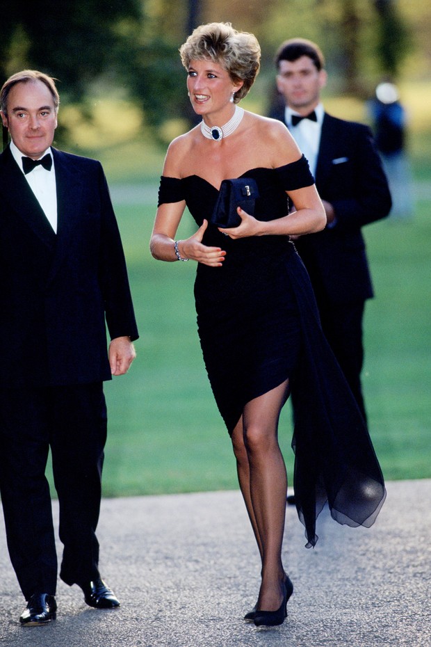 LONDON - JUNE 29:  (FILE PHOTO) Lord Palumbo greets Princess Diana, wearing a short black cocktail dress designed by Christina Stambolian, as she atttends a Gala at the Serpentine Gallery in Hyde Park on June 29, 1994 in London, England. (Photo by Tim Gra (Foto: Getty Images)
