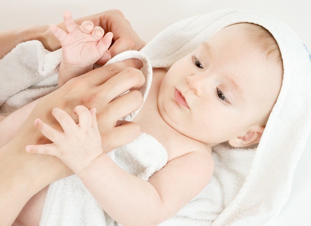 bebe; banho; toalha; após o banho; pele do bebê (Foto: Thinkstock)