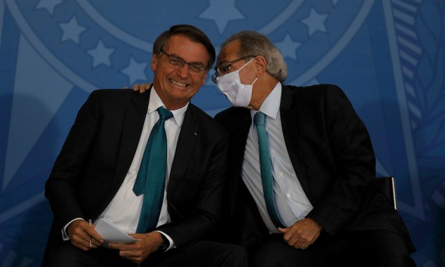 Jair Bolsonaro e Paulo Guedes durante cerimônia de divulgação dos novos critérios de desconto e renegociação das dívidas do FIES. Presidente Jair Bolsonaro e Pulo Guedes, durante cerimônia. 