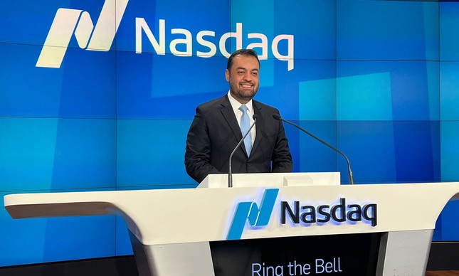 Cláudio Castro na sede da Nasdaq, em Nova York