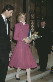 Diana usa terninho e saia Jasper Conran em 1982, em Londres