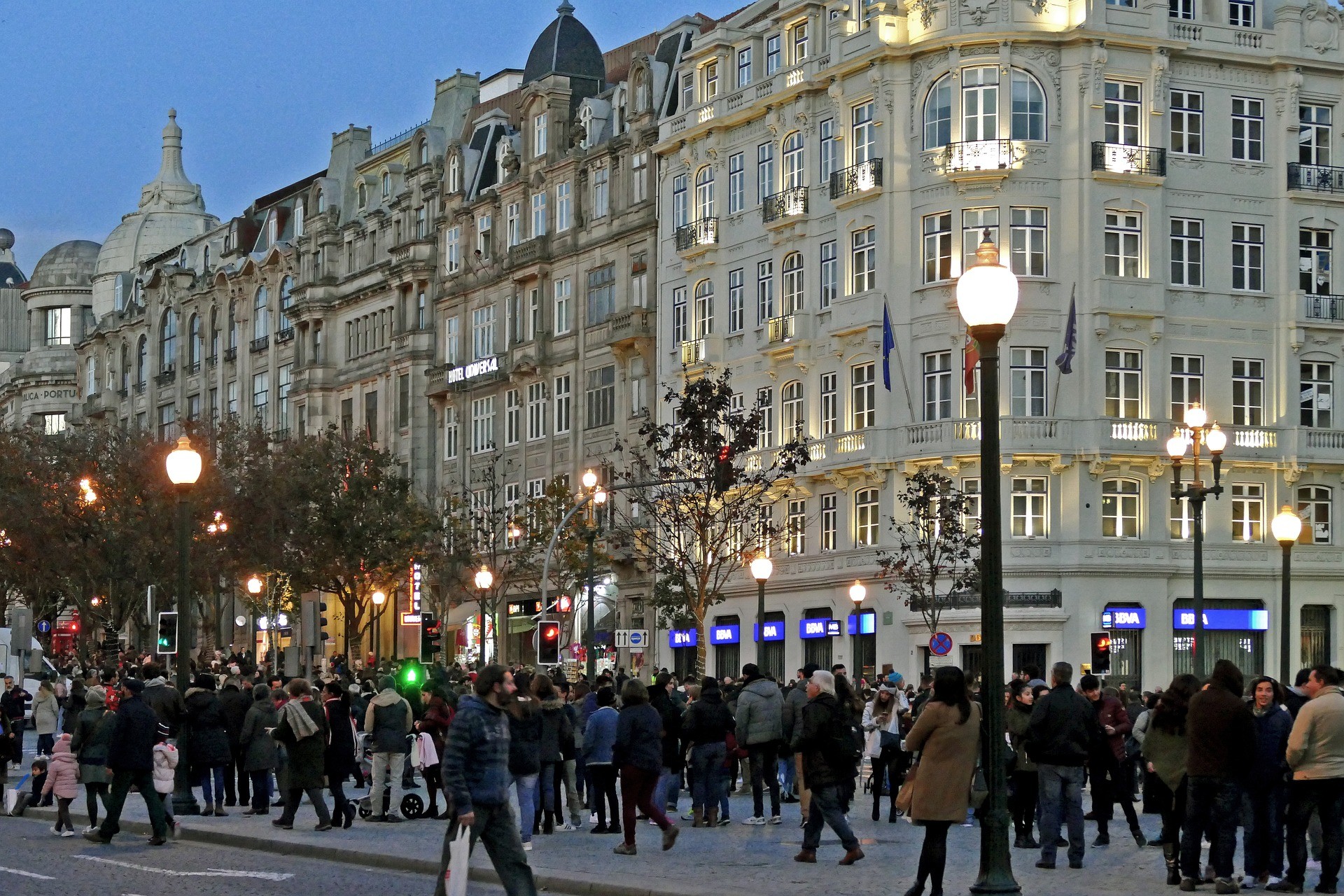 Pedestres na Avenida dos Aliados, no Porto, em foto de arquivo