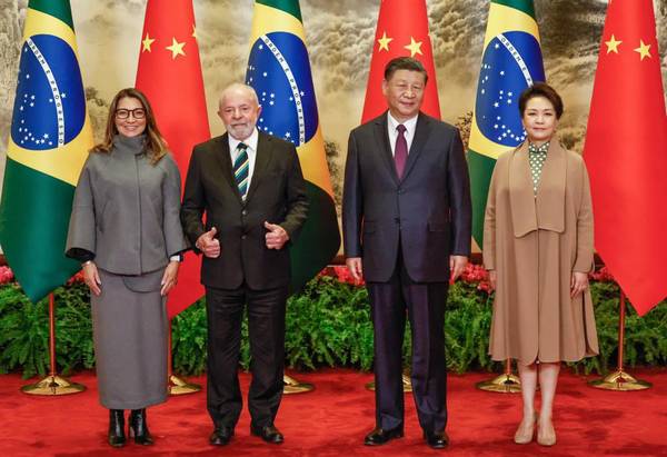 Presidente do Brasil, Luiz Inácio Lula da Silva, posa para foto oficial com o presidente da China, Xi Jinping, no Grande Salão do Povo; ao seu lado, as primeiras-damas Janja Lula da Silva e Peng Liyuan