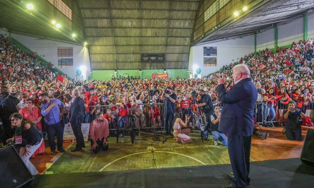 O ex-presidente Luiz Inácio Lula da Silva participa de evento em Juiz de Fora (Minas Gerais)