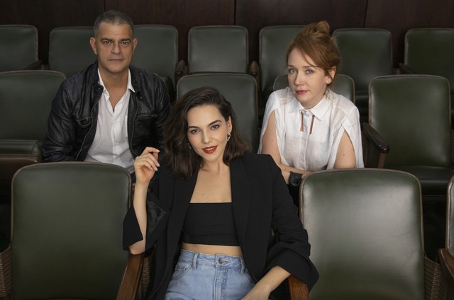 Eduardo Moscovis, Tainá Müller e Camila Morgado em 'Bom dia, Verônica' (Foto: uzanna Tierie/Netflix )