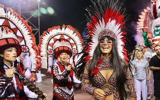 Viviane Araújo é rainha de bateria da Mancha Verde