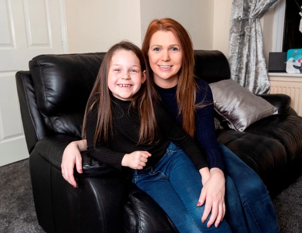 Jessica, 6, com a mãe, Becky (Foto: Reprodução/The Sun)