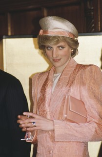 Diana usa terninho Bruce Oldfield em Tóquio, no Japão, em 1986    
