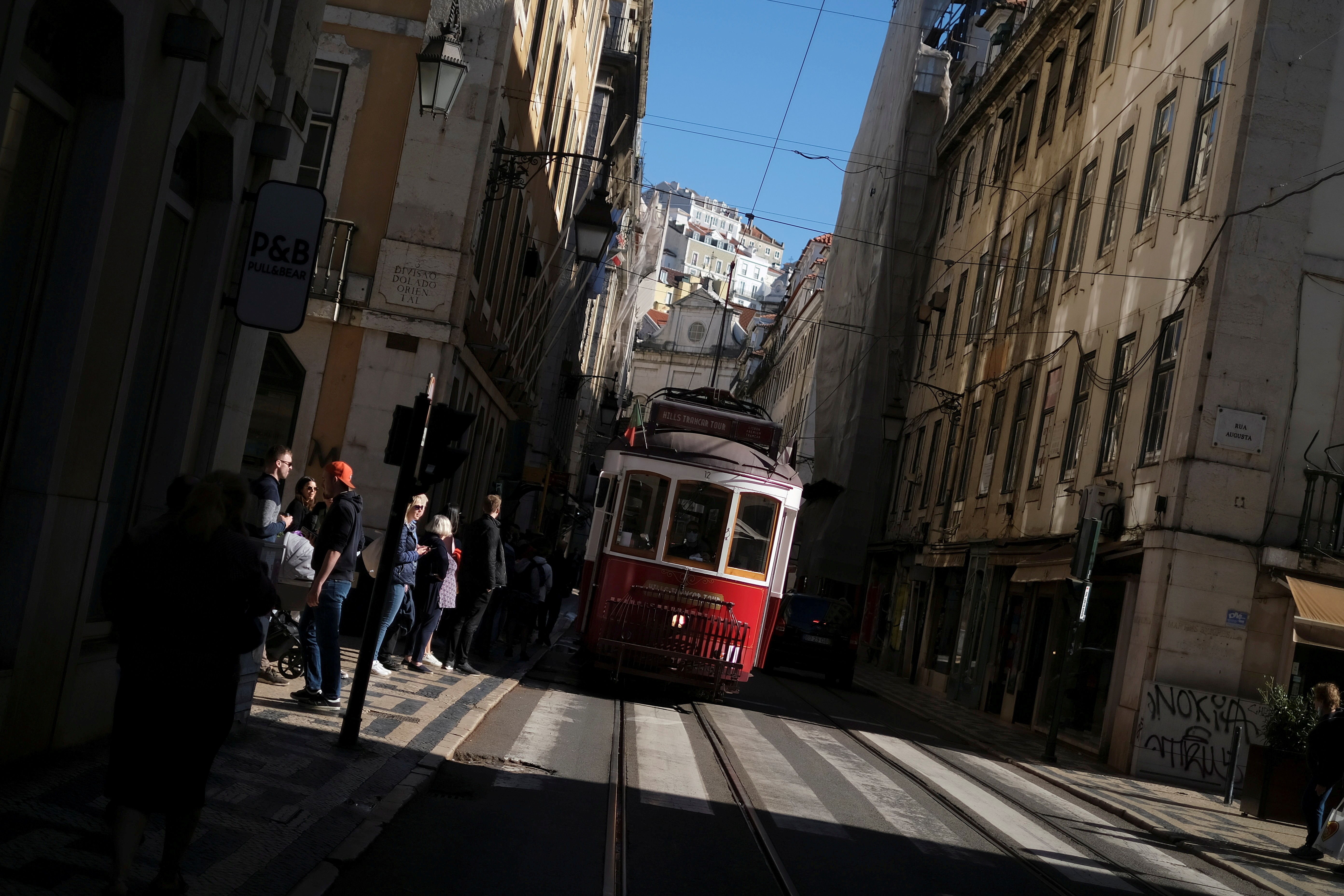Bonde circula pelo centro de Lisboa