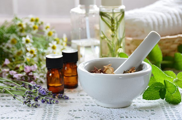 natural cosmetics and essential oils (Foto: Getty Images/iStockphoto)