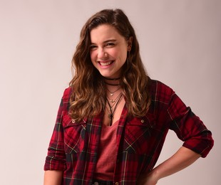 Alice Wegmann é Raíssa Medeiros em "Rensga Hits!" | Divulgação