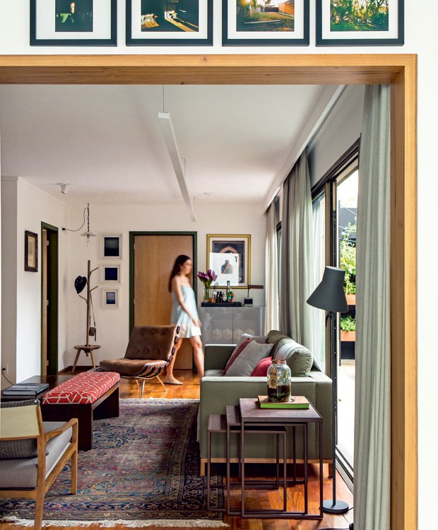 apartamento-dt-estudio-sala-de-estar-neutro-madeira (Foto: Edu Castello/Editora Globo)