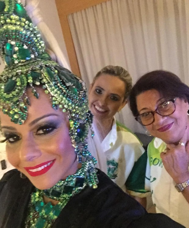 Viviane Araújo com a mãe, Neusa, e uma amiga Débora antes de chegar à concentração (Foto: Reprodução/Instagram)